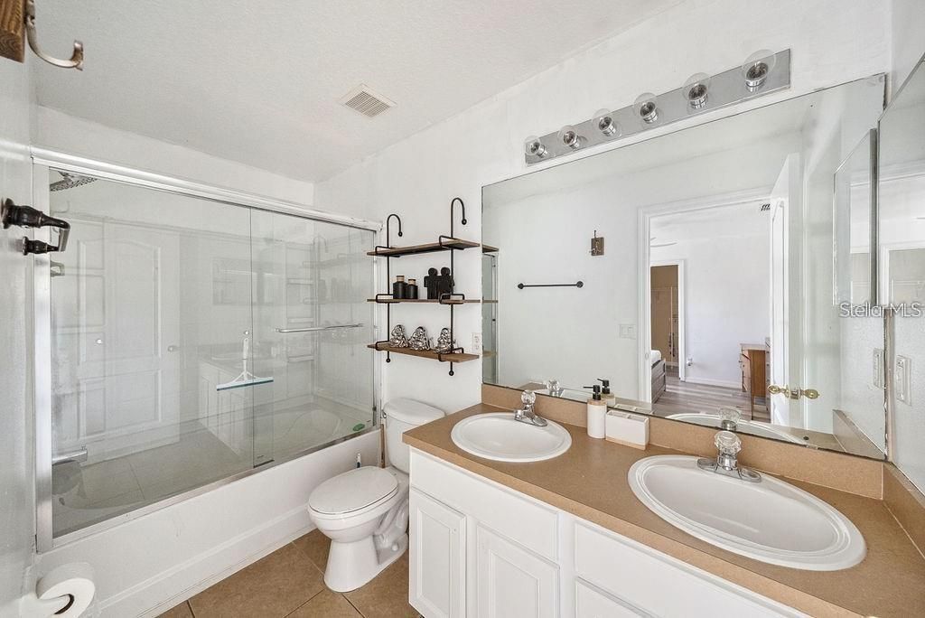 Active With Contract: $210,000 (2 beds, 2 baths, 1388 Square Feet)