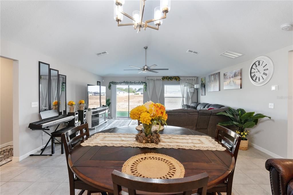 待售: $399,900 (4 贝兹, 2 浴室, 2283 平方英尺)