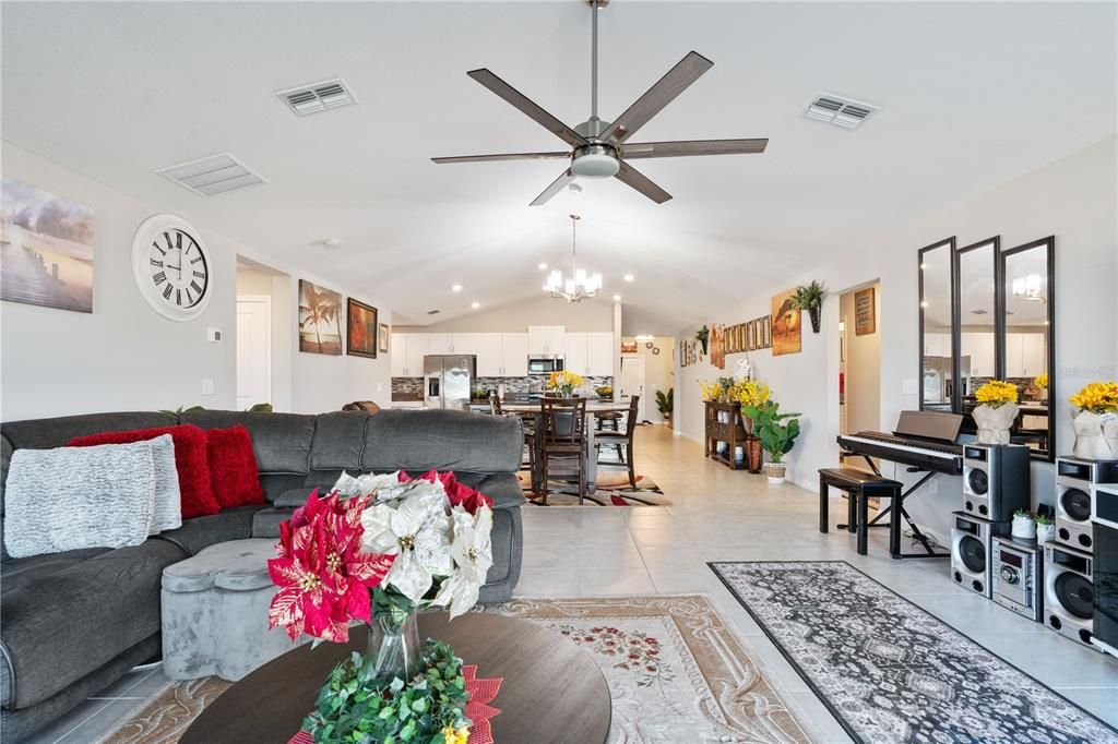 待售: $399,900 (4 贝兹, 2 浴室, 2283 平方英尺)