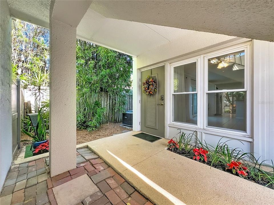 合同活跃: $285,000 (2 贝兹, 1 浴室, 998 平方英尺)