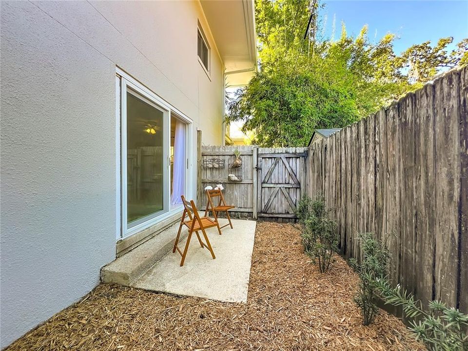 合同活跃: $285,000 (2 贝兹, 1 浴室, 998 平方英尺)