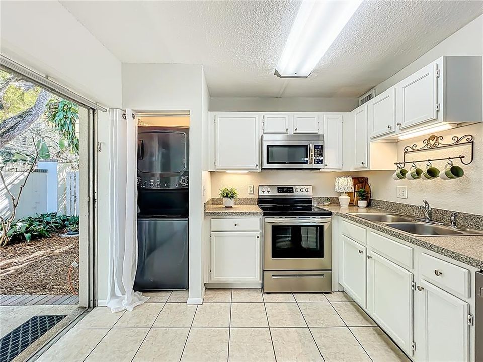 合同活跃: $285,000 (2 贝兹, 1 浴室, 998 平方英尺)