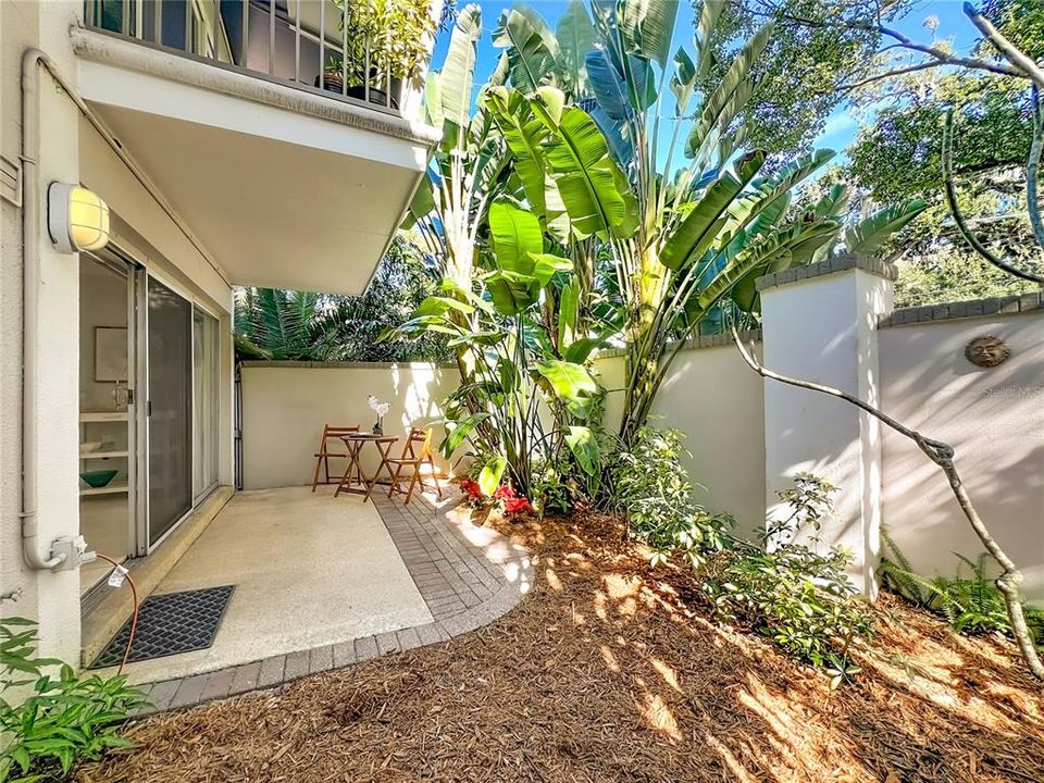 合同活跃: $285,000 (2 贝兹, 1 浴室, 998 平方英尺)