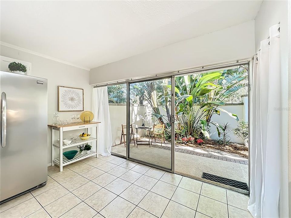 合同活跃: $285,000 (2 贝兹, 1 浴室, 998 平方英尺)