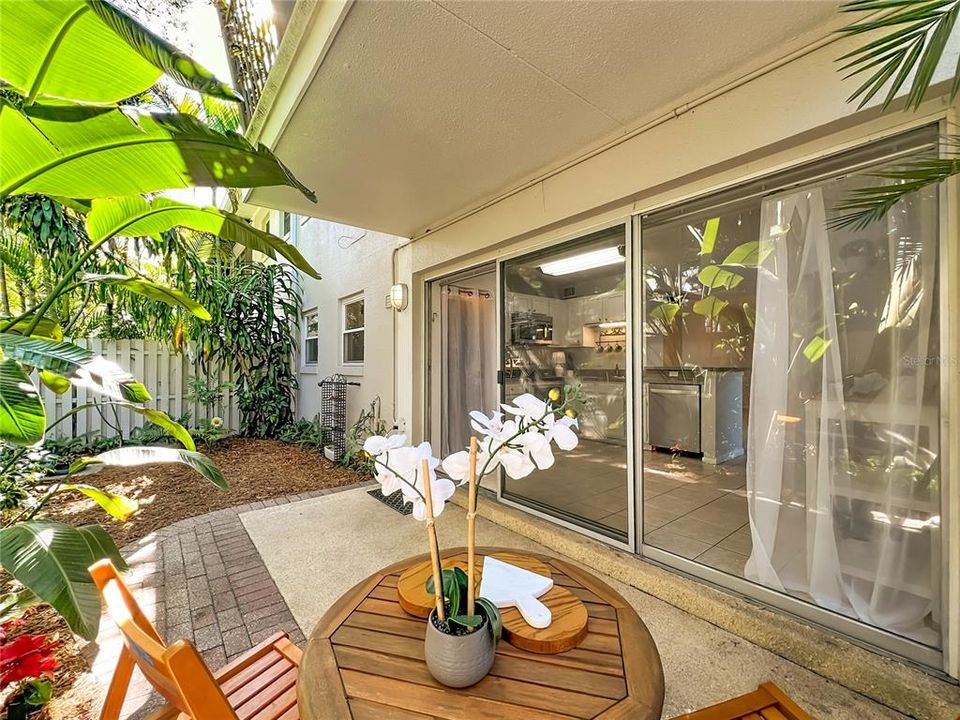 合同活跃: $285,000 (2 贝兹, 1 浴室, 998 平方英尺)