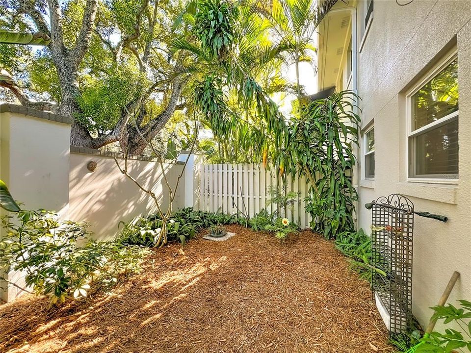 合同活跃: $285,000 (2 贝兹, 1 浴室, 998 平方英尺)