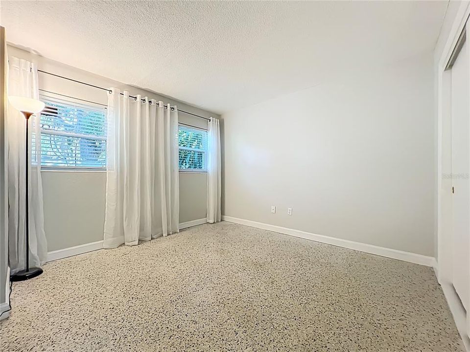 合同活跃: $285,000 (2 贝兹, 1 浴室, 998 平方英尺)