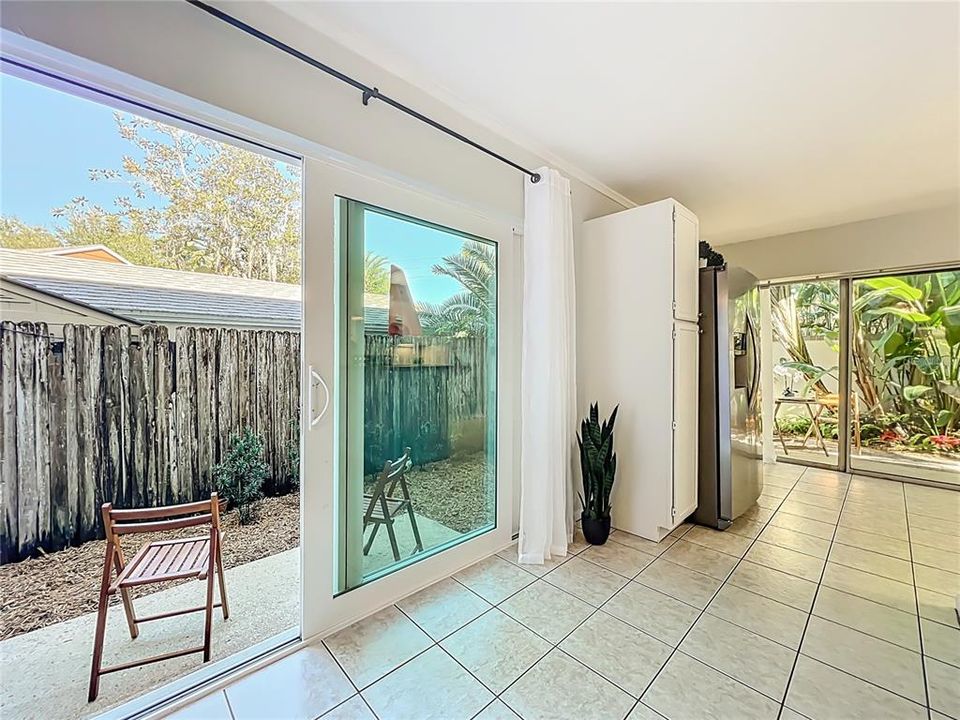 合同活跃: $285,000 (2 贝兹, 1 浴室, 998 平方英尺)