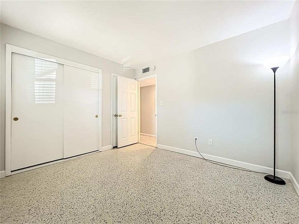 合同活跃: $285,000 (2 贝兹, 1 浴室, 998 平方英尺)