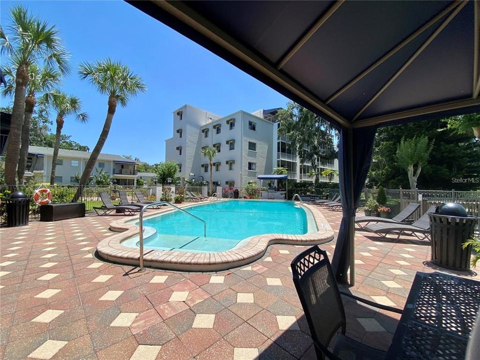 合同活跃: $285,000 (2 贝兹, 1 浴室, 998 平方英尺)