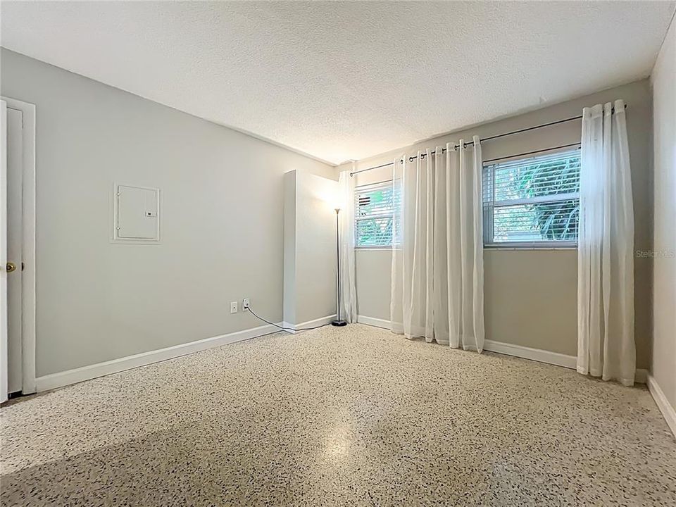 合同活跃: $285,000 (2 贝兹, 1 浴室, 998 平方英尺)