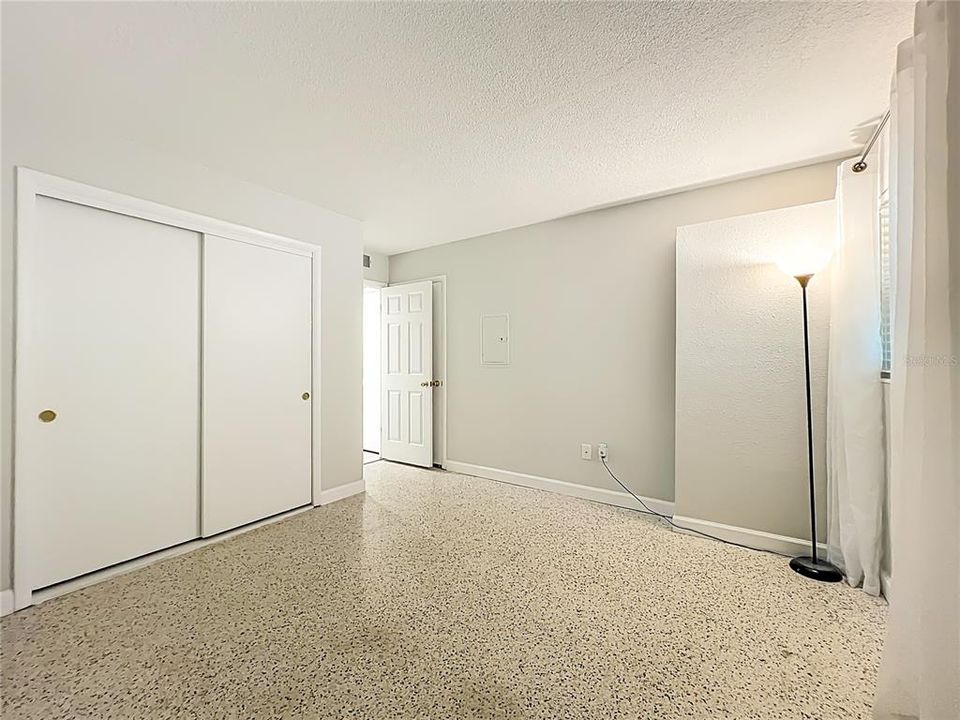 合同活跃: $285,000 (2 贝兹, 1 浴室, 998 平方英尺)