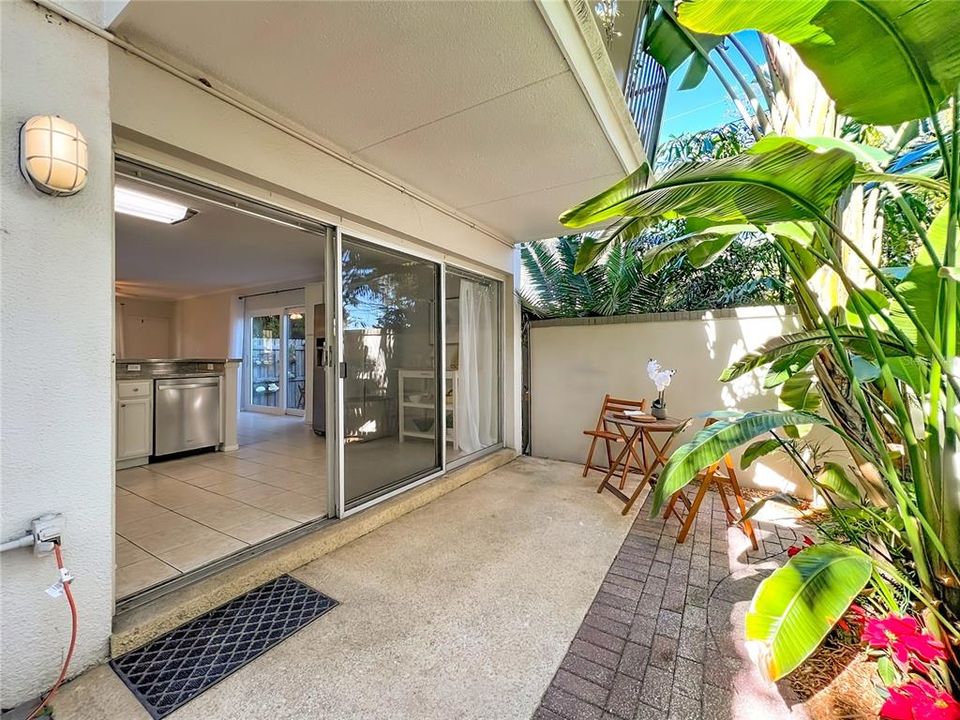 合同活跃: $285,000 (2 贝兹, 1 浴室, 998 平方英尺)