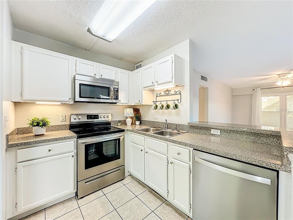 合同活跃: $285,000 (2 贝兹, 1 浴室, 998 平方英尺)