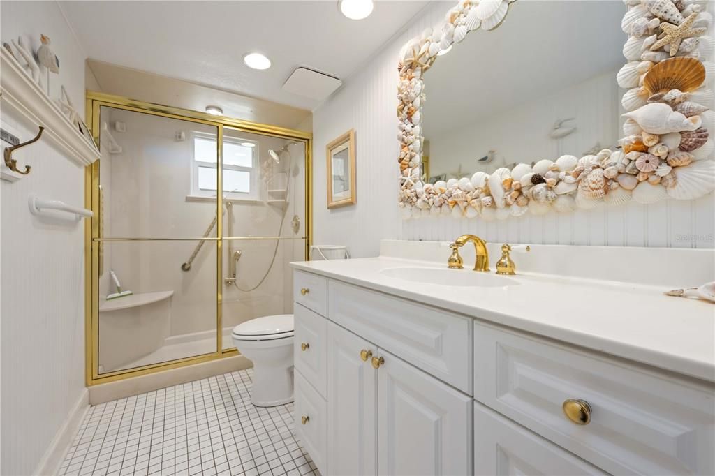 For Sale: $229,000 (2 beds, 1 baths, 1031 Square Feet)