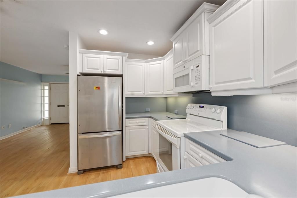 For Sale: $229,000 (2 beds, 1 baths, 1031 Square Feet)