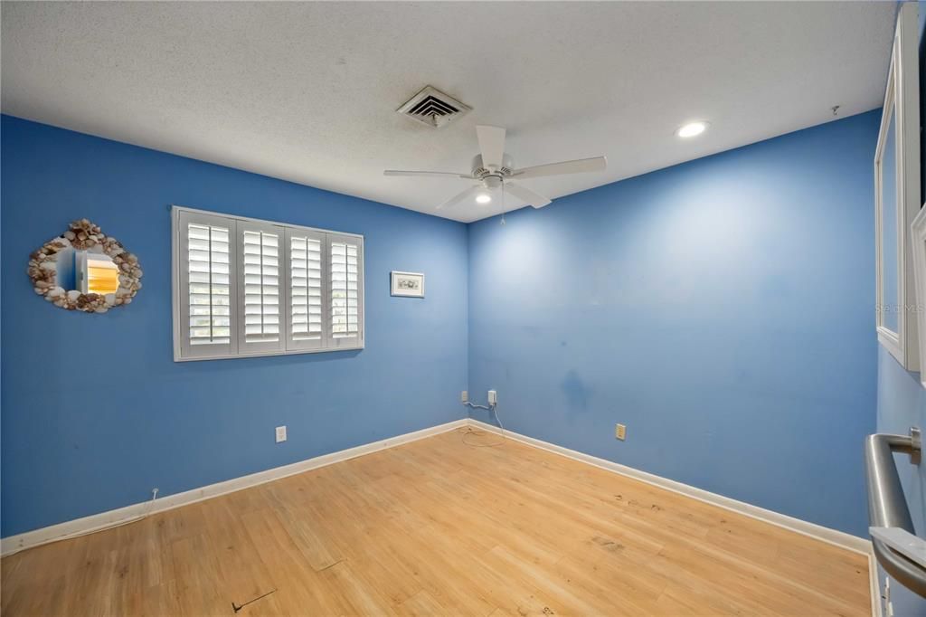 For Sale: $229,000 (2 beds, 1 baths, 1031 Square Feet)