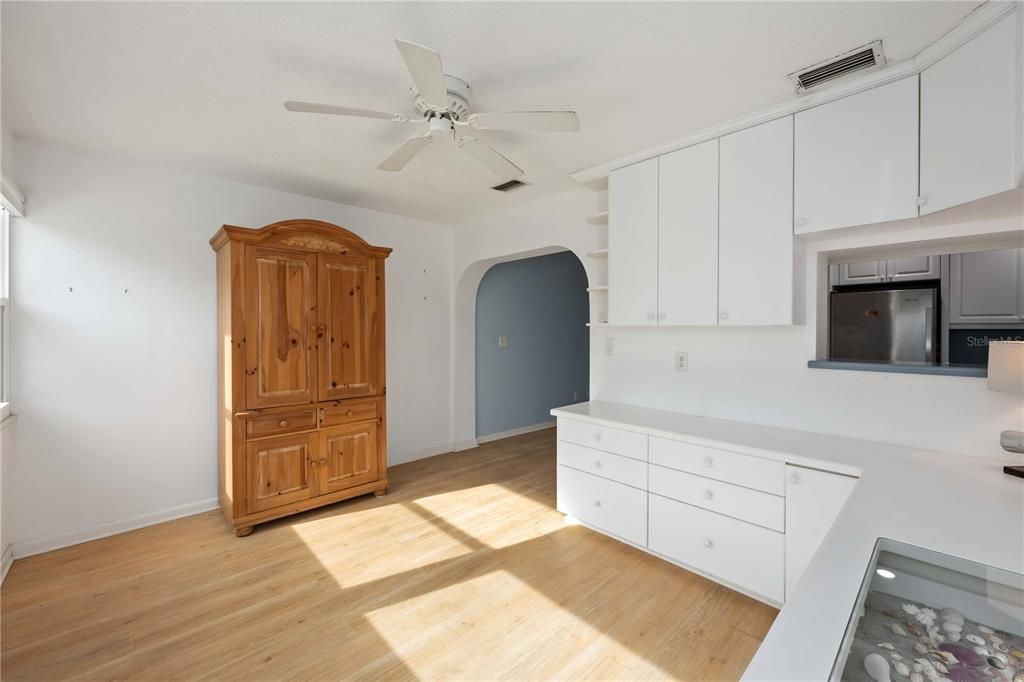 For Sale: $229,000 (2 beds, 1 baths, 1031 Square Feet)