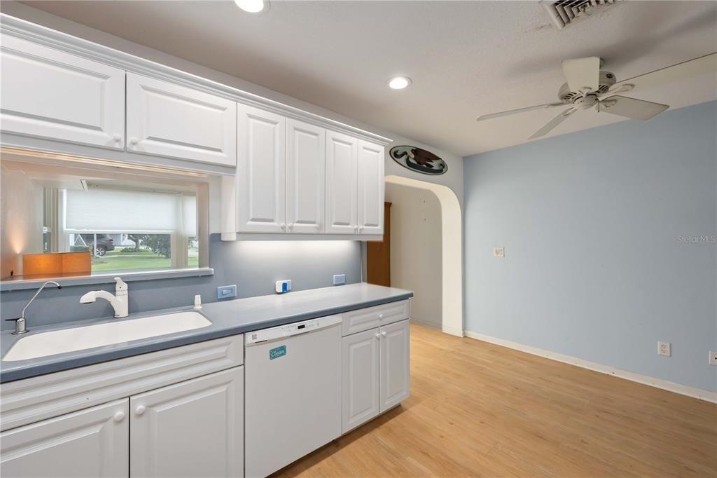 For Sale: $229,000 (2 beds, 1 baths, 1031 Square Feet)