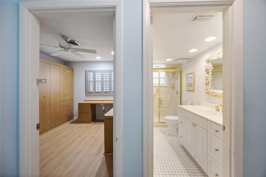 For Sale: $229,000 (2 beds, 1 baths, 1031 Square Feet)