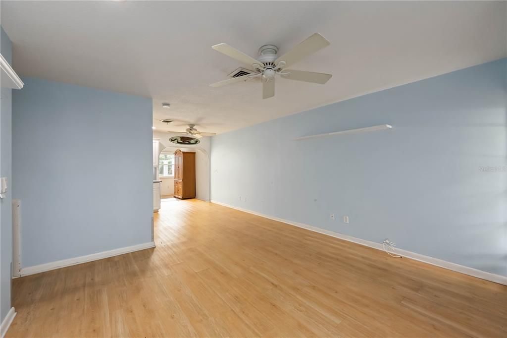 For Sale: $229,000 (2 beds, 1 baths, 1031 Square Feet)