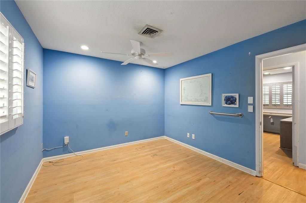 For Sale: $229,000 (2 beds, 1 baths, 1031 Square Feet)