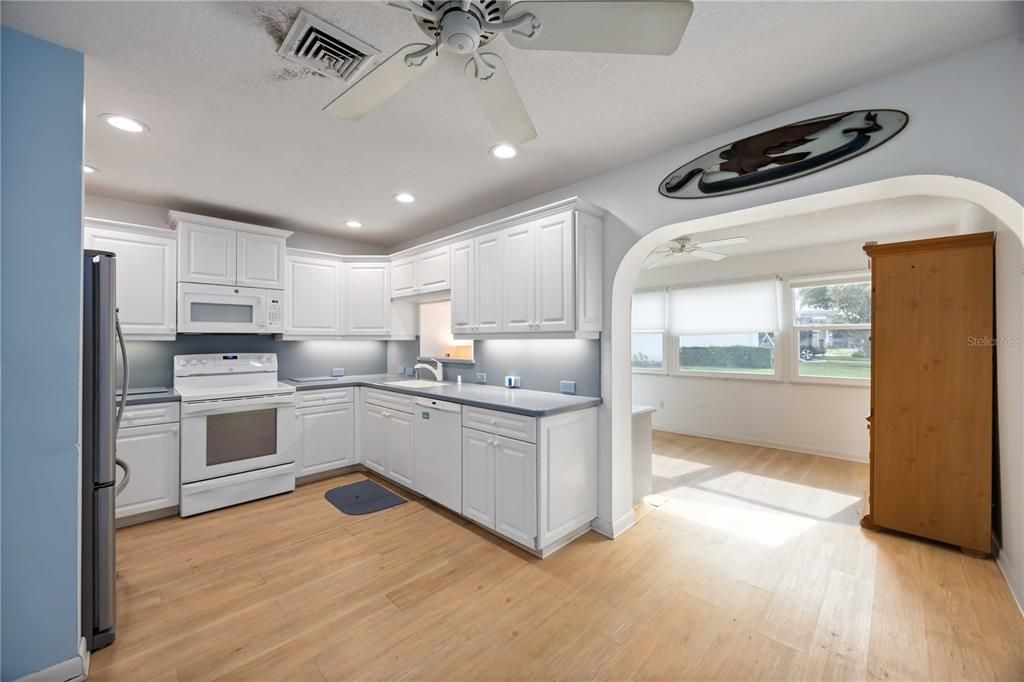 For Sale: $229,000 (2 beds, 1 baths, 1031 Square Feet)