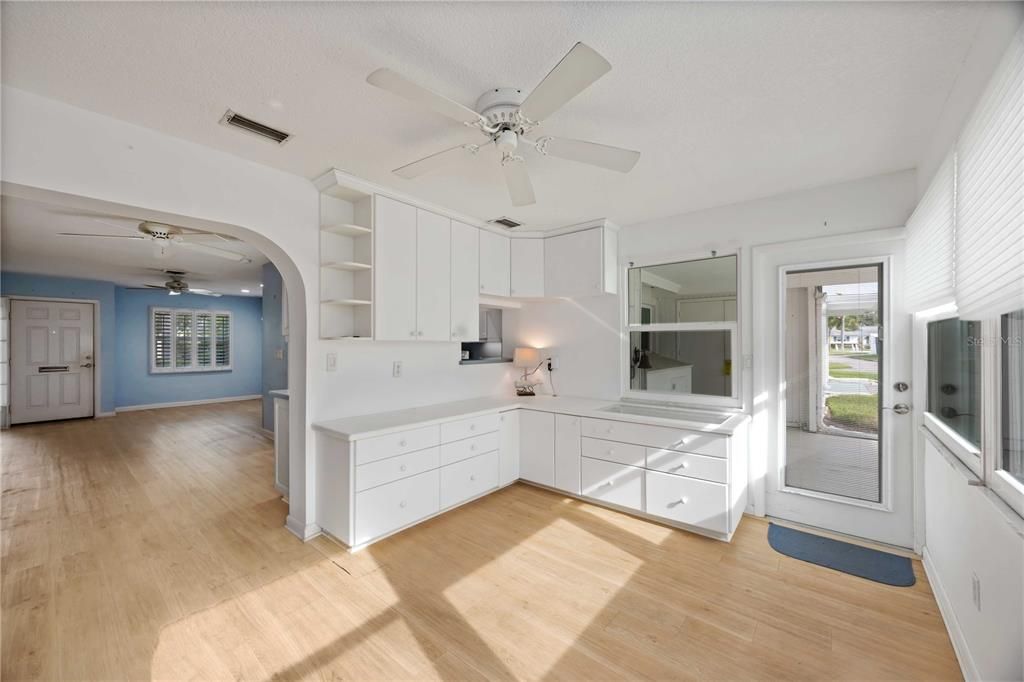 For Sale: $229,000 (2 beds, 1 baths, 1031 Square Feet)