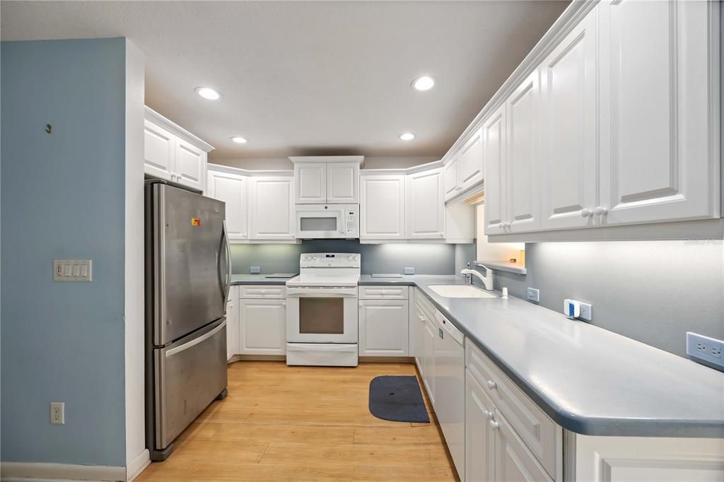 For Sale: $229,000 (2 beds, 1 baths, 1031 Square Feet)