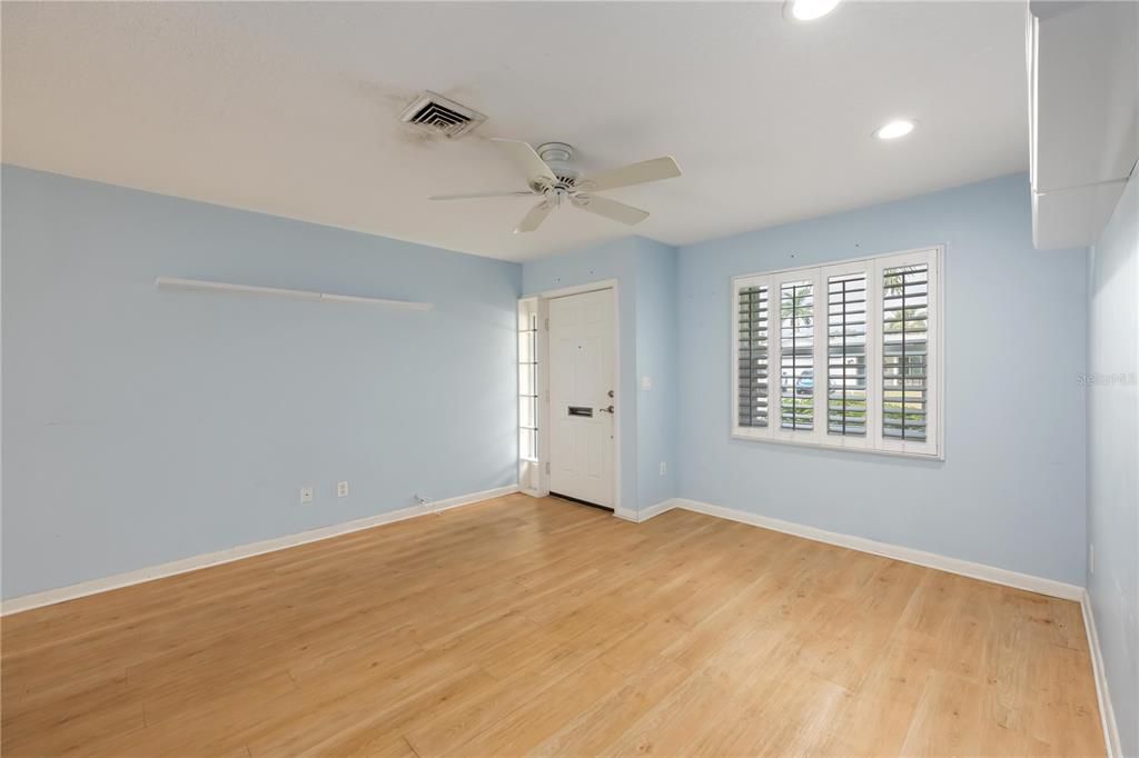 For Sale: $229,000 (2 beds, 1 baths, 1031 Square Feet)