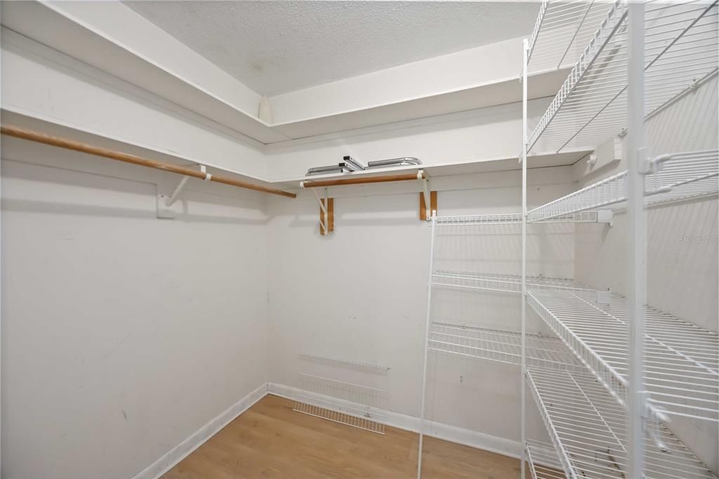 For Sale: $229,000 (2 beds, 1 baths, 1031 Square Feet)