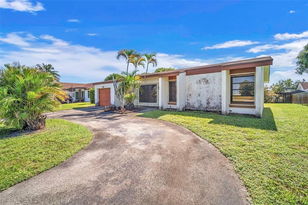 Active With Contract: $425,000 (3 beds, 2 baths, 1248 Square Feet)