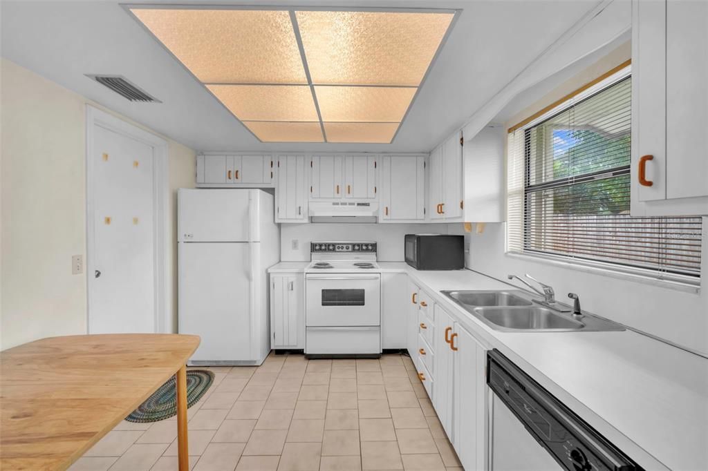 Active With Contract: $425,000 (3 beds, 2 baths, 1248 Square Feet)