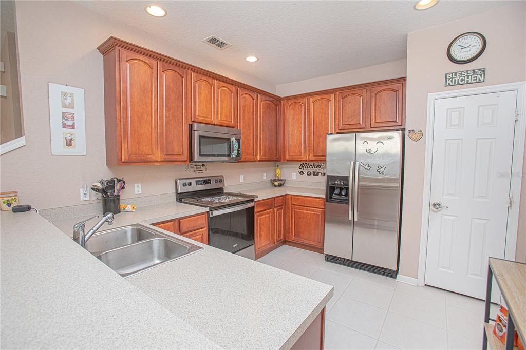 Active With Contract: $349,900 (3 beds, 3 baths, 2074 Square Feet)