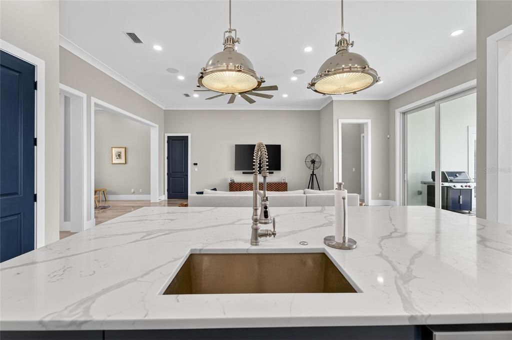 合同活跃: $1,500,000 (4 贝兹, 3 浴室, 3361 平方英尺)