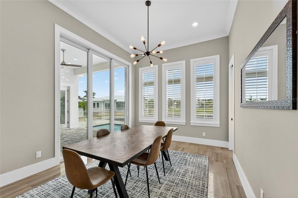 合同活跃: $1,500,000 (4 贝兹, 3 浴室, 3361 平方英尺)