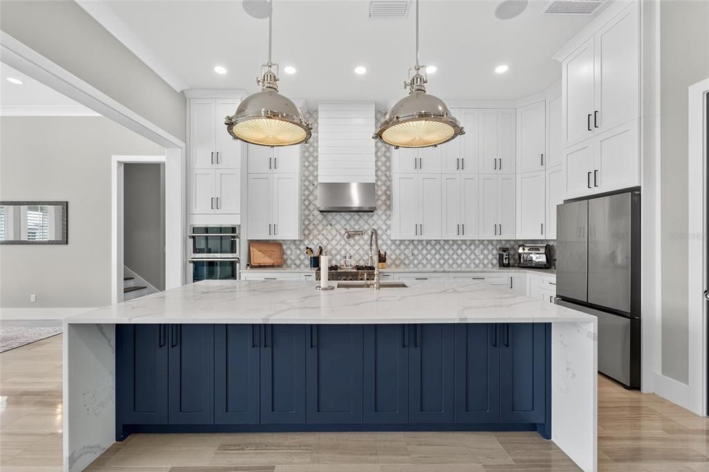 合同活跃: $1,500,000 (4 贝兹, 3 浴室, 3361 平方英尺)