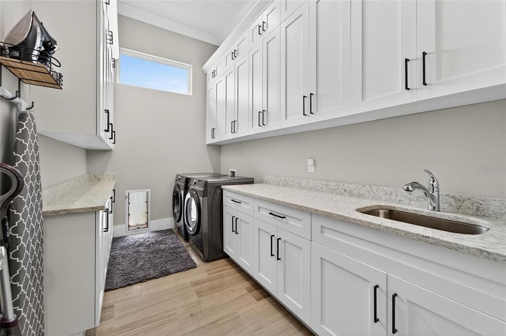 合同活跃: $1,500,000 (4 贝兹, 3 浴室, 3361 平方英尺)