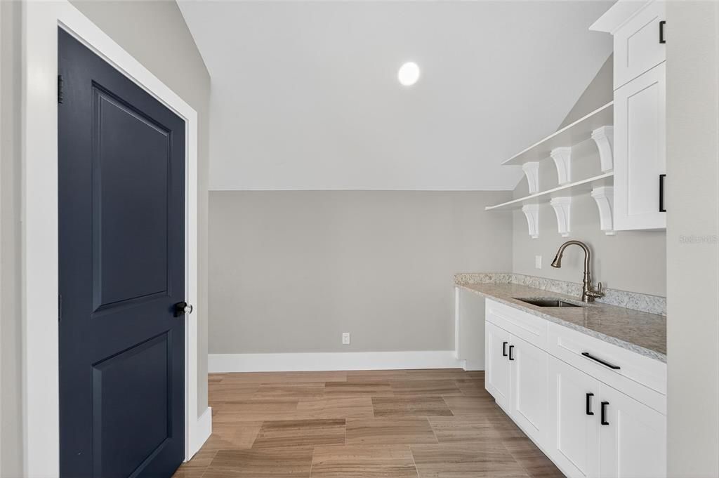 合同活跃: $1,500,000 (4 贝兹, 3 浴室, 3361 平方英尺)