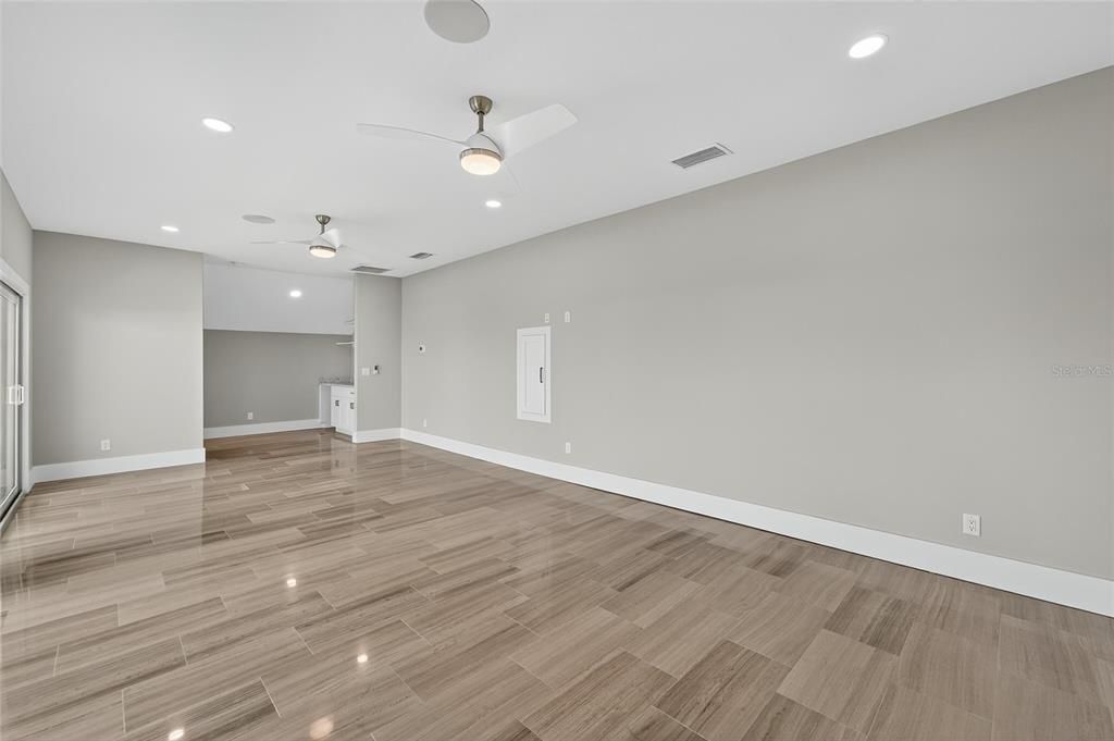 合同活跃: $1,500,000 (4 贝兹, 3 浴室, 3361 平方英尺)