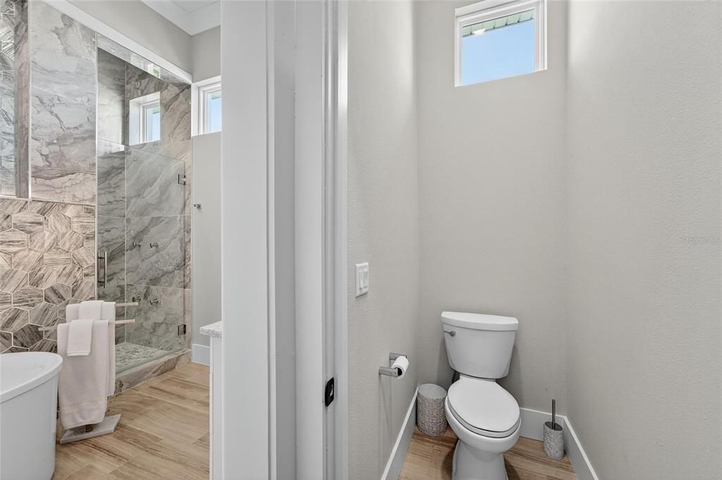 合同活跃: $1,500,000 (4 贝兹, 3 浴室, 3361 平方英尺)