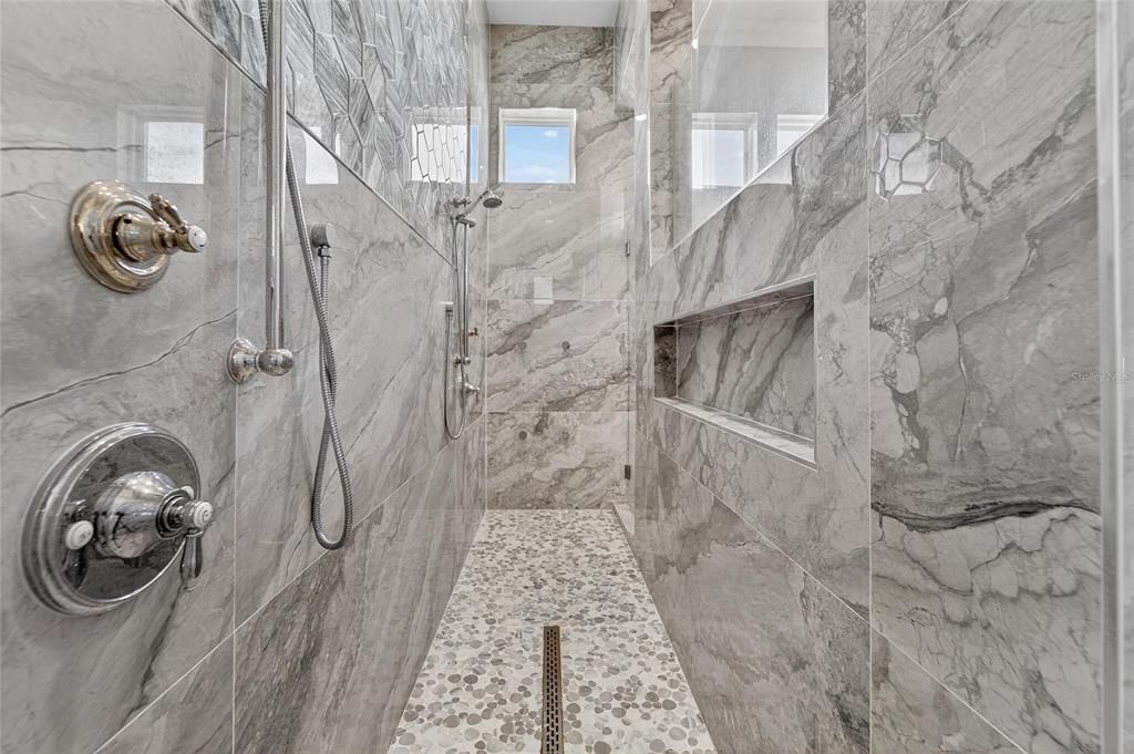 合同活跃: $1,500,000 (4 贝兹, 3 浴室, 3361 平方英尺)