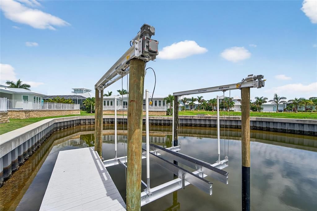 合同活跃: $1,500,000 (4 贝兹, 3 浴室, 3361 平方英尺)