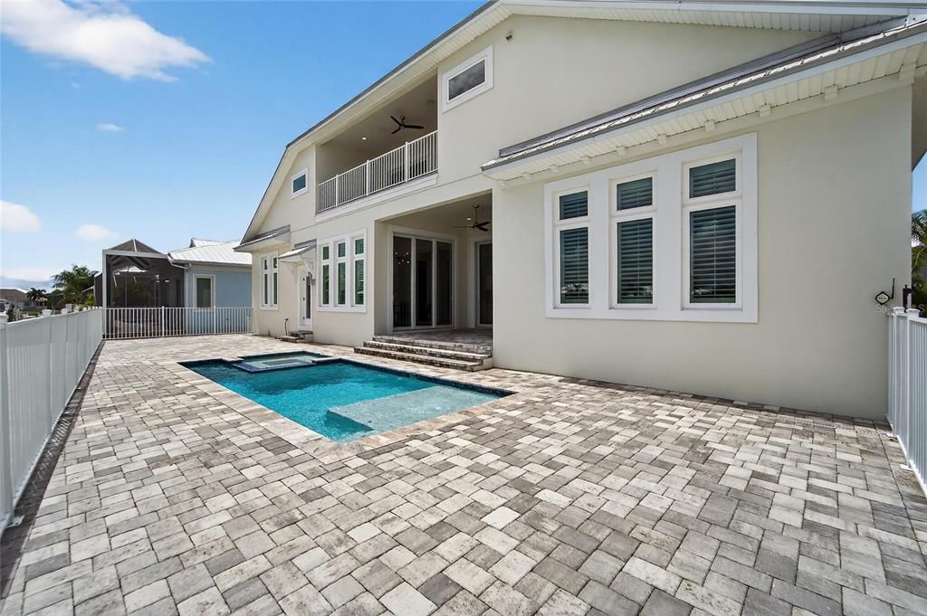 合同活跃: $1,500,000 (4 贝兹, 3 浴室, 3361 平方英尺)