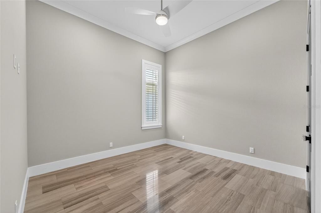 合同活跃: $1,500,000 (4 贝兹, 3 浴室, 3361 平方英尺)