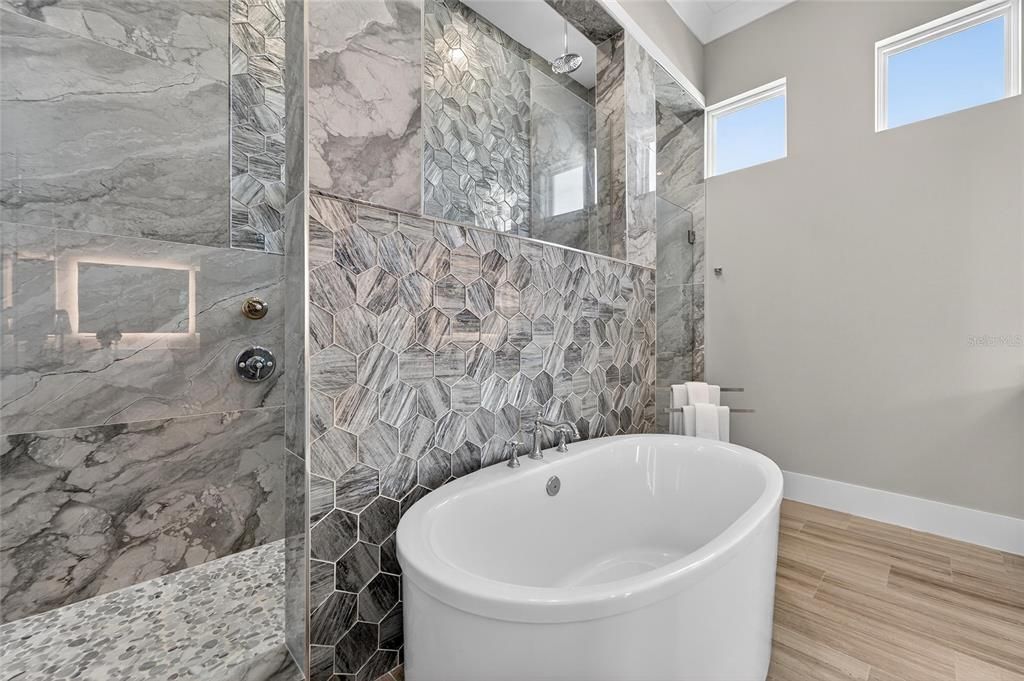 合同活跃: $1,500,000 (4 贝兹, 3 浴室, 3361 平方英尺)