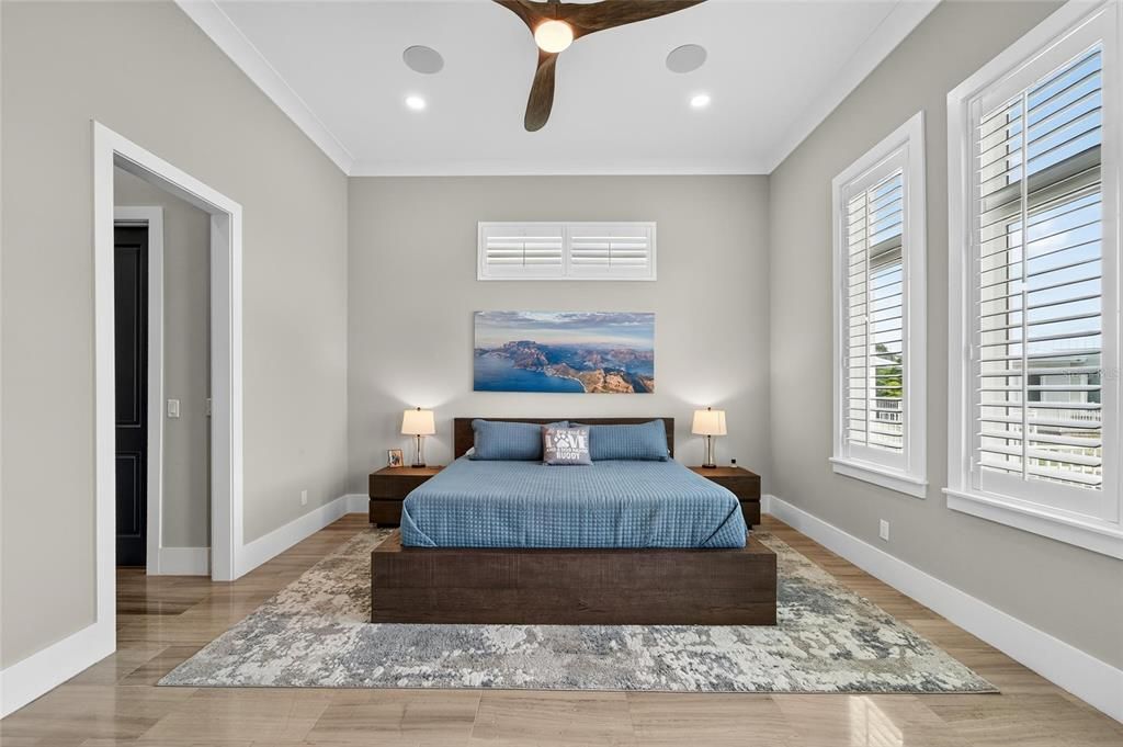 合同活跃: $1,500,000 (4 贝兹, 3 浴室, 3361 平方英尺)