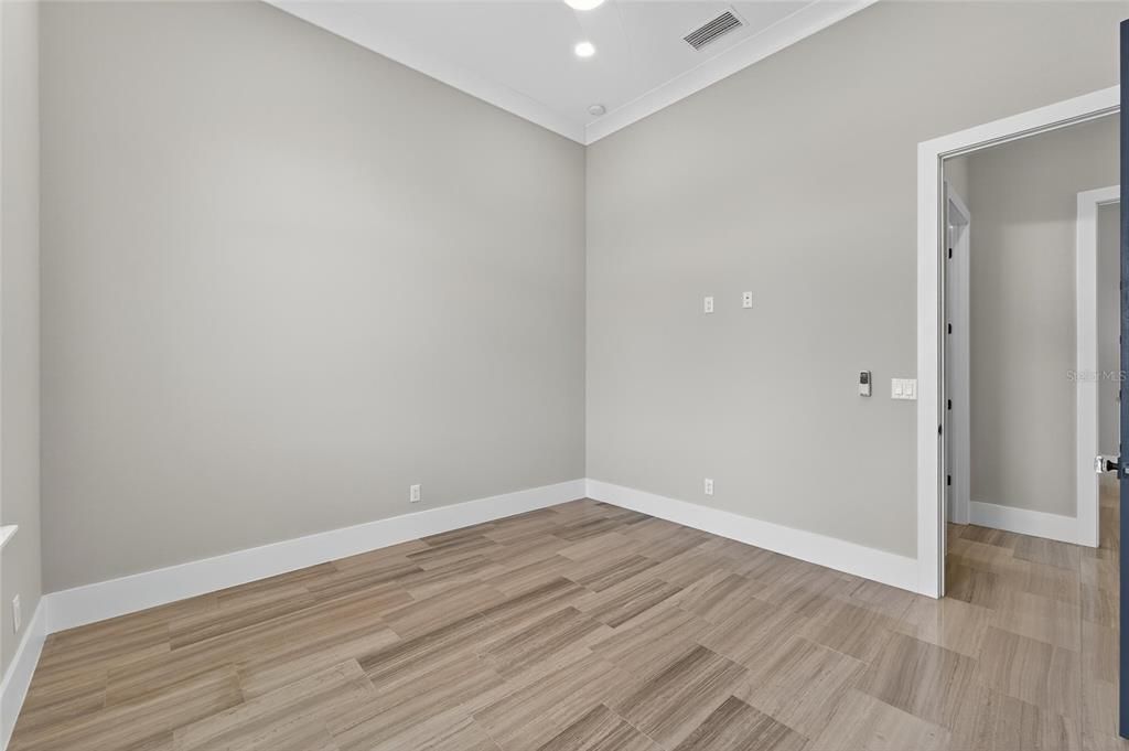 合同活跃: $1,500,000 (4 贝兹, 3 浴室, 3361 平方英尺)