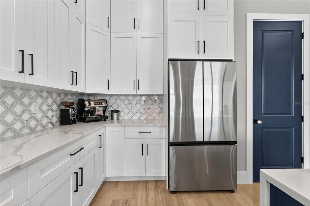 合同活跃: $1,500,000 (4 贝兹, 3 浴室, 3361 平方英尺)