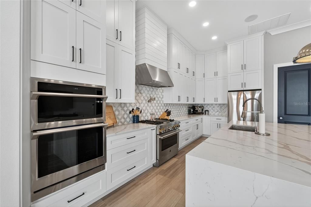 合同活跃: $1,500,000 (4 贝兹, 3 浴室, 3361 平方英尺)